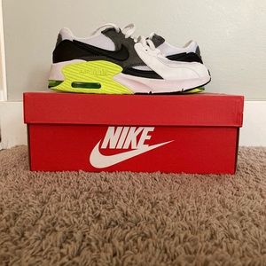 Nike tennis shoe size 5 boys